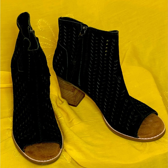 Tom’s black leather open toed heels - Picture 1 of 3
